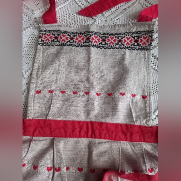 Kitsch Apron With Alpine Dancing Figures And Hearts. - Picture 3 of 6